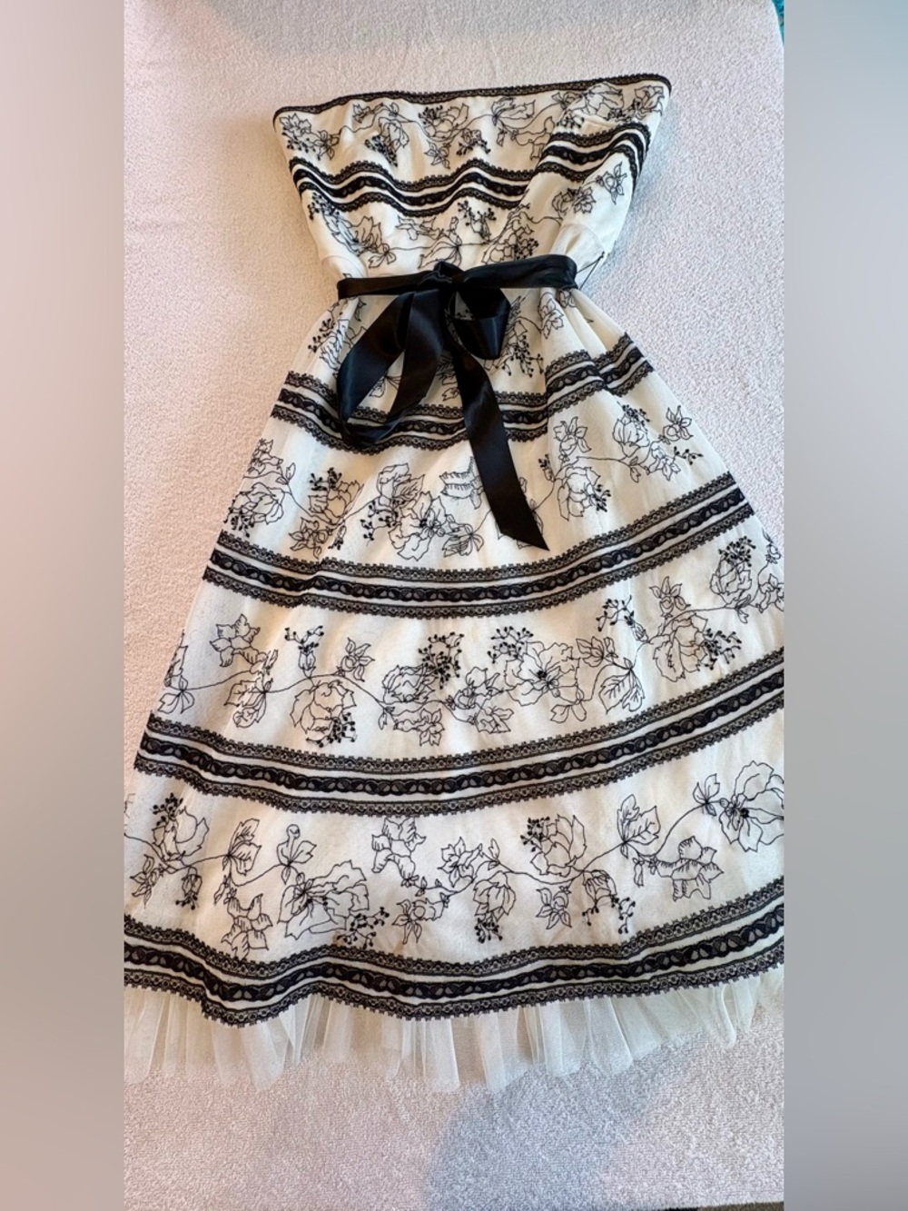 BCBG Max Azaria Strapless Embroidered Beaded Dress Size 8 - Picture 4 of 11